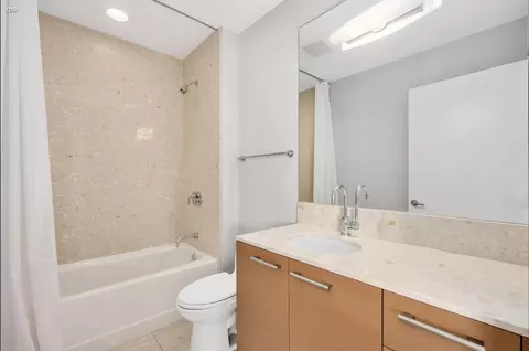 Bath - 340 E Randolph St #4802, Chicago, IL 60601 photo 4 of 5