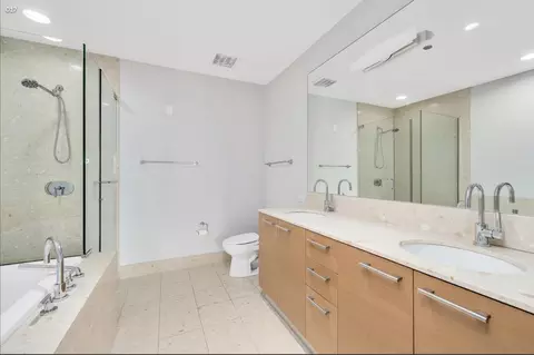 Bath - 340 E Randolph St #4802, Chicago, IL 60601 photo 3 of 5