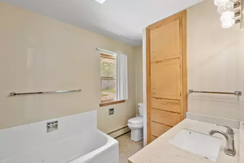 Bath - 104 S Maple St, Reddick, IL 60961 photo 1 of 2