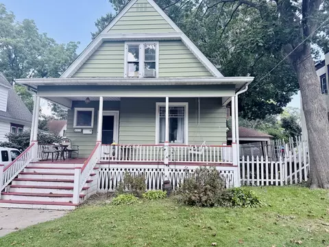 213 Grove St, Woodstock, IL 60098