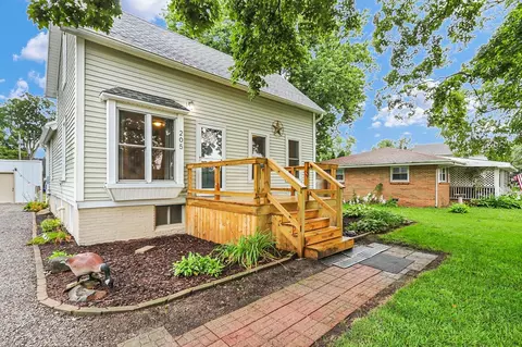Exterior - 205 E South St, Mansfield, IL 61854 photo 1 of 8