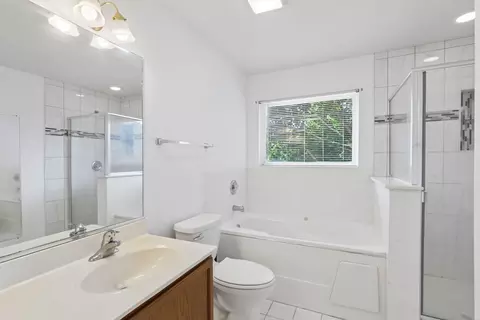 Bath - 4051 Tansy Rd, Aurora, IL 60504 photo 2 of 6