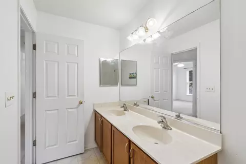 Bath - 4051 Tansy Rd, Aurora, IL 60504 photo 6 of 6