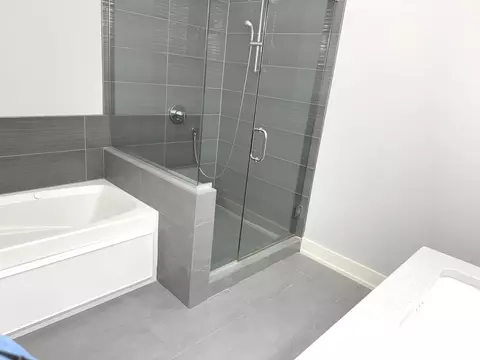 Bath - 544 E 46th Pl, Chicago, IL 60653 photo 2 of 9