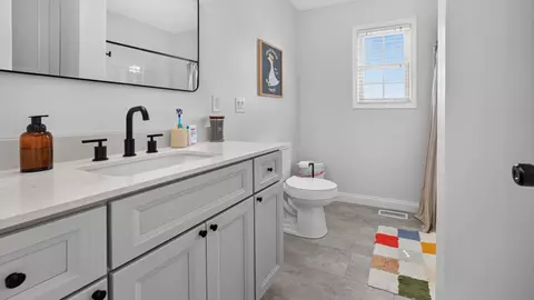 Bath - 4003 Rockledge Rd, Bloomington, IL 61705 photo 6 of 8