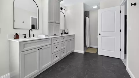 Bath - 4003 Rockledge Rd, Bloomington, IL 61705 photo 4 of 8