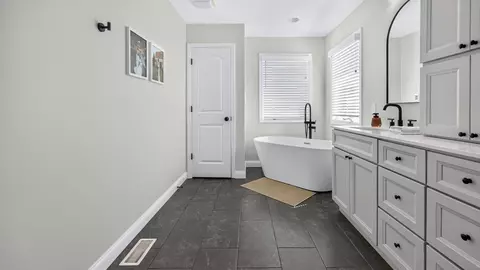 Bath - 4003 Rockledge Rd, Bloomington, IL 61705 photo 3 of 8