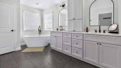 Bath - 4003 Rockledge Rd, Bloomington, IL 61705 photo 2 of 8