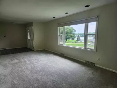 Living - 914 Oakleaf Ave, Mchenry, IL 60051 photo 3 of 3
