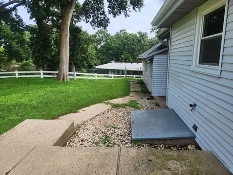 Exterior - 914 Oakleaf Ave, Mchenry, IL 60051 photo 6 of 8