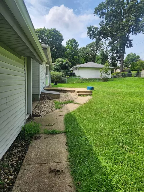 Exterior - 914 Oakleaf Ave, Mchenry, IL 60051 photo 4 of 8