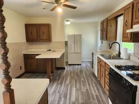 Kitchen - 914 Oakleaf Ave, Mchenry, IL 60051 photo 2 of 3