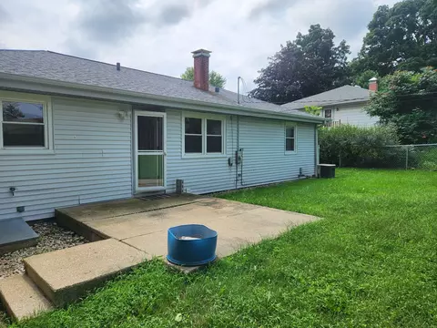 Exterior - 914 Oakleaf Ave, Mchenry, IL 60051 photo 3 of 8