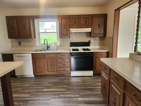 Kitchen - 914 Oakleaf Ave, Mchenry, IL 60051 photo 1 of 3
