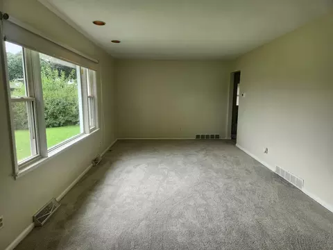 Living - 914 Oakleaf Ave, Mchenry, IL 60051 photo 2 of 3