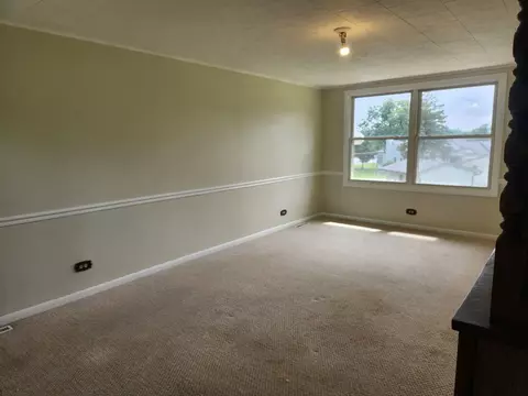 Living - 914 Oakleaf Ave, Mchenry, IL 60051 photo 1 of 3