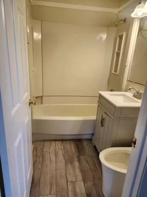 Bath - 914 Oakleaf Ave, Mchenry, IL 60051 photo 1 of 1
