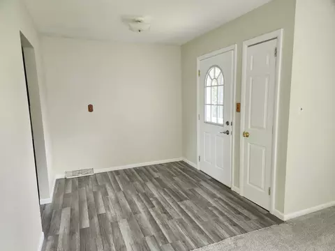 Entry Way - 914 Oakleaf Ave, Mchenry, IL 60051 photo 1 of 1