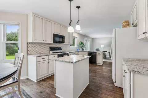 Kitchen - 2860 Weld Rd, Elgin, IL 60124 photo 2 of 3