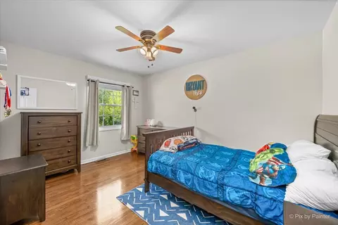 Bedroom - 1255 Mayfield Ln, Hoffman Estates, IL 60169 photo 3 of 4