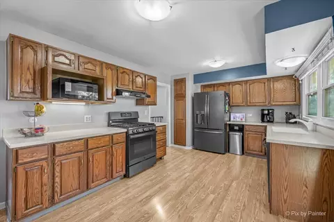Kitchen - 1255 Mayfield Ln, Hoffman Estates, IL 60169 photo 1 of 4