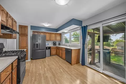 Kitchen - 1255 Mayfield Ln, Hoffman Estates, IL 60169 photo 2 of 4