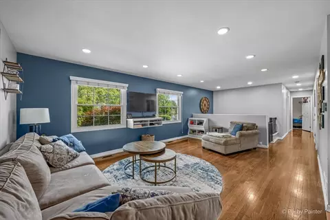 Living - 1255 Mayfield Ln, Hoffman Estates, IL 60169 photo 3 of 5