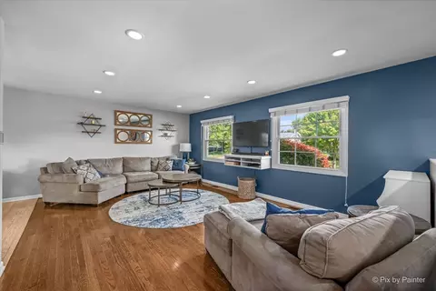 Living - 1255 Mayfield Ln, Hoffman Estates, IL 60169 photo 1 of 5