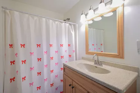 Bath - 2703 Cardinal Dr, Rolling Meadows, IL 60008 photo 1 of 1