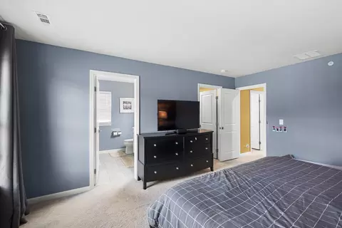Bedroom - 47 Nicholas Dr E, Des Plaines, IL 60016 photo 4 of 4