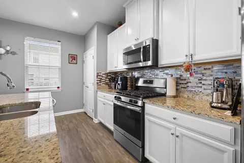 Kitchen - 47 Nicholas Dr E, Des Plaines, IL 60016 photo 2 of 2