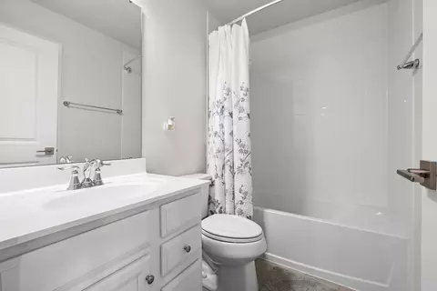 Bath - 47 Nicholas Dr E, Des Plaines, IL 60016 photo 3 of 3