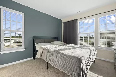 Bedroom - 47 Nicholas Dr E, Des Plaines, IL 60016 photo 3 of 4
