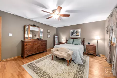 Bedroom - 1517 Hampton Ct, Naperville, IL 60565 photo 2 of 5