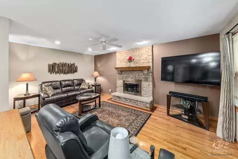 Living - 1517 Hampton Ct, Naperville, IL 60565 photo 3 of 4