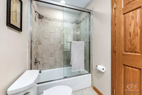 Bath - 1517 Hampton Ct, Naperville, IL 60565 photo 3 of 4