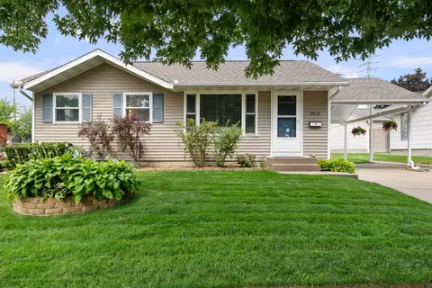 2412 Maplecrest Rd, Bettendorf, IA 52722