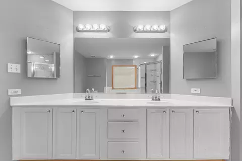 Bath - 230 Lakeview Ct, Steger, IL 60475 photo 2 of 5