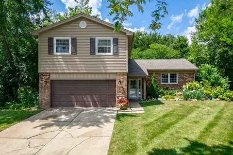 30 W280 Holyoke Ct, Warrenville, IL 60555
