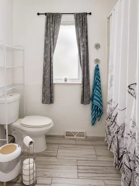 Bath - 2295 177th St, Lansing, IL 60438 photo 2 of 3