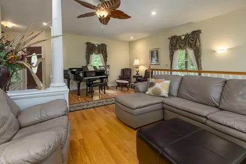 Living - 4600 Ava Rd, Murphysboro, IL 62966 photo 2 of 5