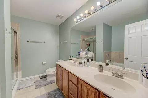 Bath - 567 Declaration Ln, Aurora, IL 60502 photo 2 of 3
