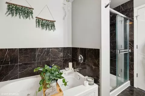Bath - 1134 W Granville Ave #1017, Chicago, IL 60660 photo 2 of 3