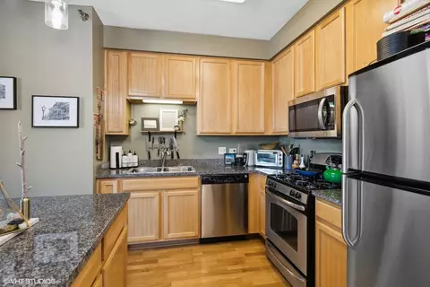 Kitchen - 1134 W Granville Ave #1017, Chicago, IL 60660 photo 2 of 2