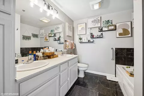 Bath - 1134 W Granville Ave #1017, Chicago, IL 60660 photo 1 of 3