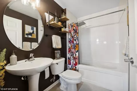 Bath - 1134 W Granville Ave #1017, Chicago, IL 60660 photo 3 of 3