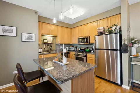 Kitchen - 1134 W Granville Ave #1017, Chicago, IL 60660 photo 1 of 2