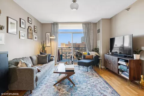 Living - 1134 W Granville Ave #1017, Chicago, IL 60660 photo 1 of 2