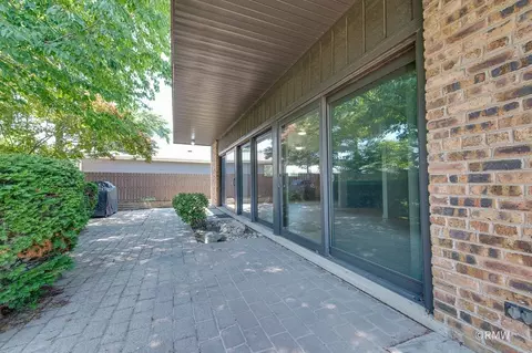 Exterior - 535 E Turner Ave, Roselle, IL 60172 photo 4 of 8