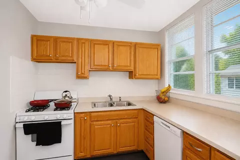Kitchen - 1504 Pitner Ave, Evanston, IL 60201 photo 2 of 4
